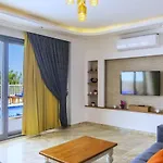 Villa Uezuemlue 3 Bedroom Secluded With Private Pool Hot Tub