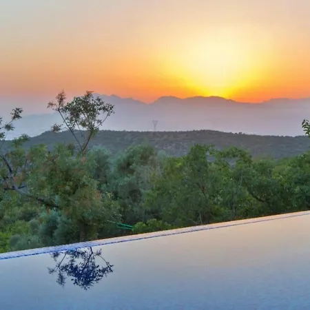 Uezuemlue 3 Bedroom Secluded With Private Pool Hot Tub *