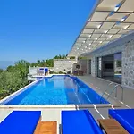 Villa Uezuemlue 3 Bedroom Secluded With Private Pool Hot Tub *